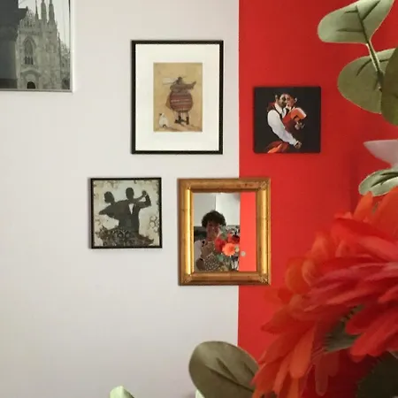 Rosso A Milano, Tranquillo, Vicino Allo Ieo Appartamento Milano