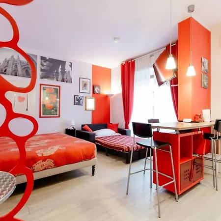 Rosso A Milano, Tranquillo, Vicino Allo Ieo