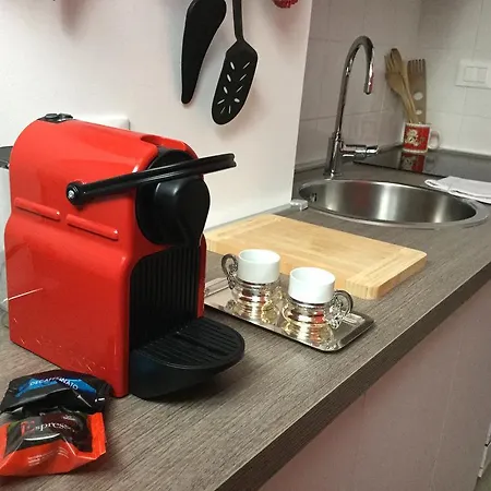 Rosso A Milano, Tranquillo, Vicino Allo Ieo *