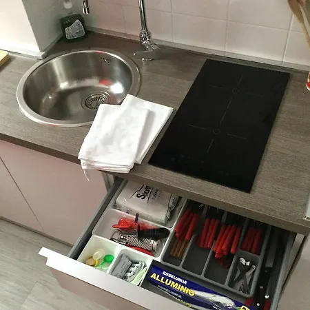 Appartamento Rosso A Milano, Tranquillo, Vicino Allo Ieo